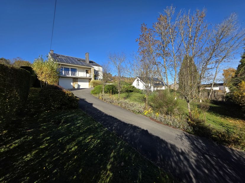 Maison 4 façades idéalement située sur les hauteurs de Barvaux (Durbuy), proche de toutes commodités implantée sur une jolie parcelle arborée de 1015m