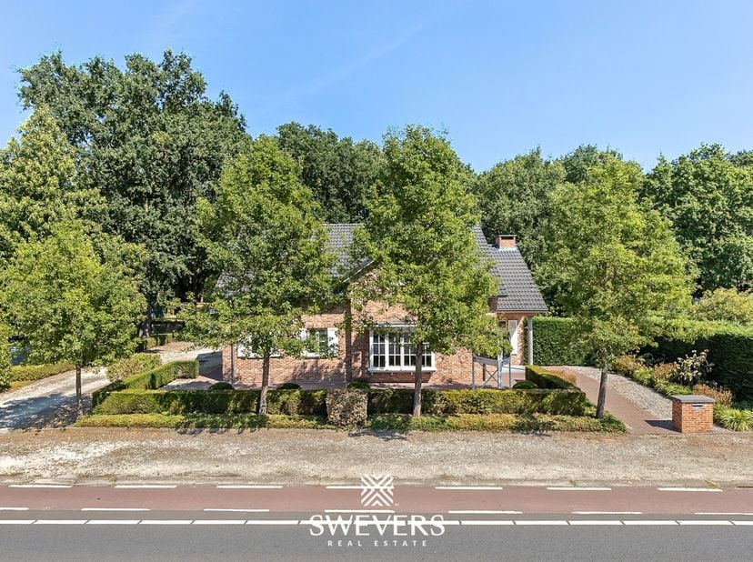 Voor meer info en foto’s, surf naar www.swevers.be – Deze open bebouwing op Laan op Heusden 47 in Koersel werd gebouwd in 2006 en biedt met een bewoon