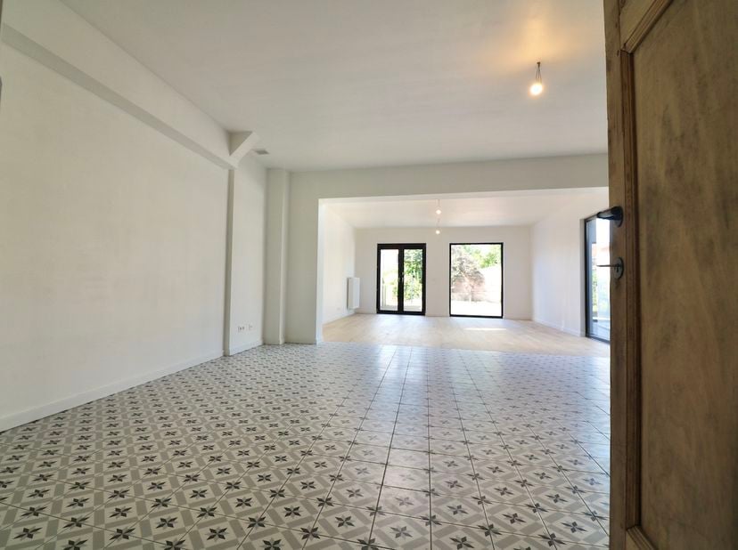 Deze prachtige woning is een ware streling voor het oog. De woning is volledig gerenoveerd met een schitterende combinatie van rustieke en moderne ele