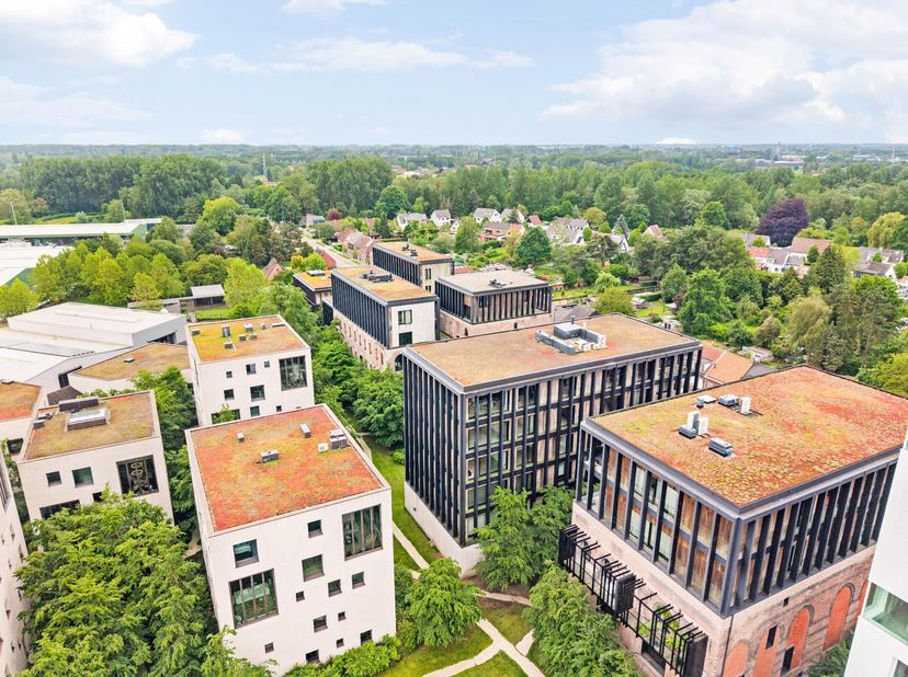 Op de derde verdieping van Waterhuys, binnen de gerenommeerde Kanaalsite van Axel Vervoordt, bevindt zich dit luxueuze appartement van ca. 235 m² met
