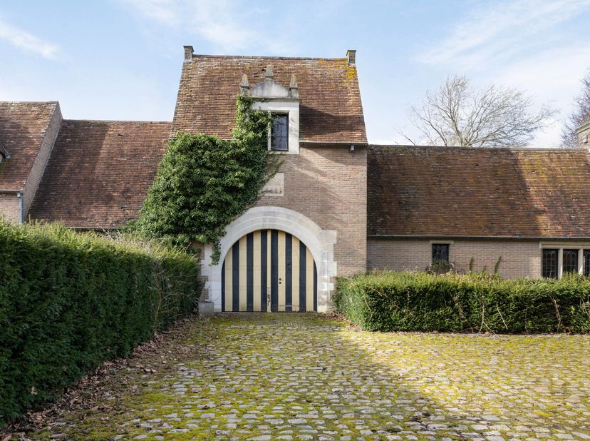 LANDHUIS BREYDA BLICK<br />
<br />
Reeds sinds de oprichting van ons kantoor, langs de Esenweg 197, kijken we uit op één van de meest unieke eigendomm
