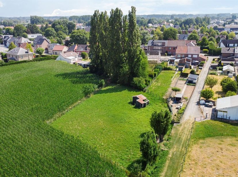 Vous recherchez un terrain semi-ouvert offrant de nombreuses possibilités ? Alors cette annonce est faite pour vous. Ce terrain vous offre pas moins d