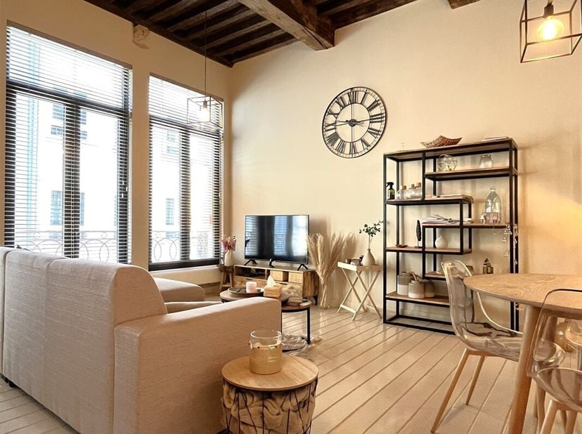Surf naar www.abricasa.be en plan jouw verhuurafspraak in samen met onze digitale assistente Alice!<br />
Prachtig triplex appartement met 2 slaapkame