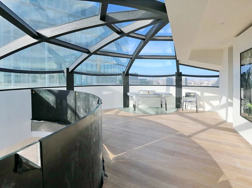 Ideaal gelegen tussen het Koninklijk Park en de Sint-Michiels-en-Sint-Goedelekathedraal biedt dit duplex penthouse, gelegen op de bovenste verdieping
