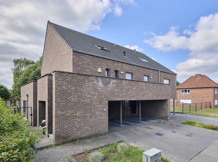 Zeer goed onderhouden duplex appartement met terras van 40m², Dit appartement gelegen in het groene Hechtel is een unieke kans, gelegen op 3 minuten v