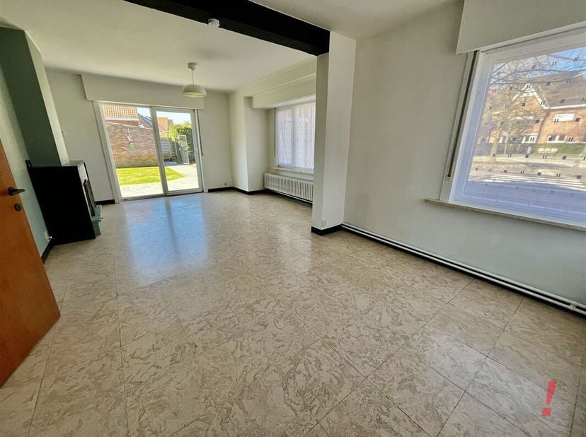 Toffe gezinswoning met tuin en garage in hartje Zandvoorde nabij alle openbaar vervoer, kleinhandelszaken en oprit E40. <br />
Dit pand heeft een inko