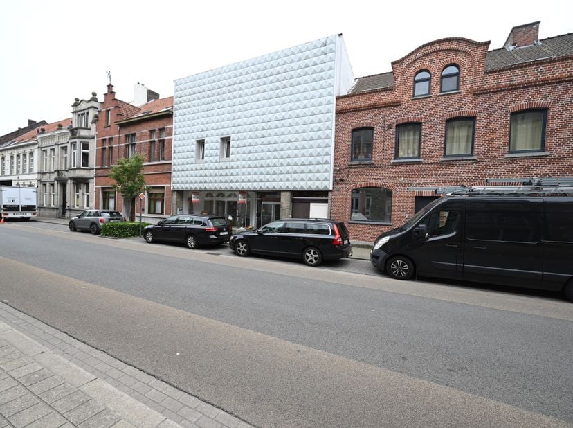 Deze commerciële ruimte bevindt zich op een uitstekende locatie dankzij haar centrale ligging en goede bereikbaarheid.<br />
<br />
Dit pand kan gebru