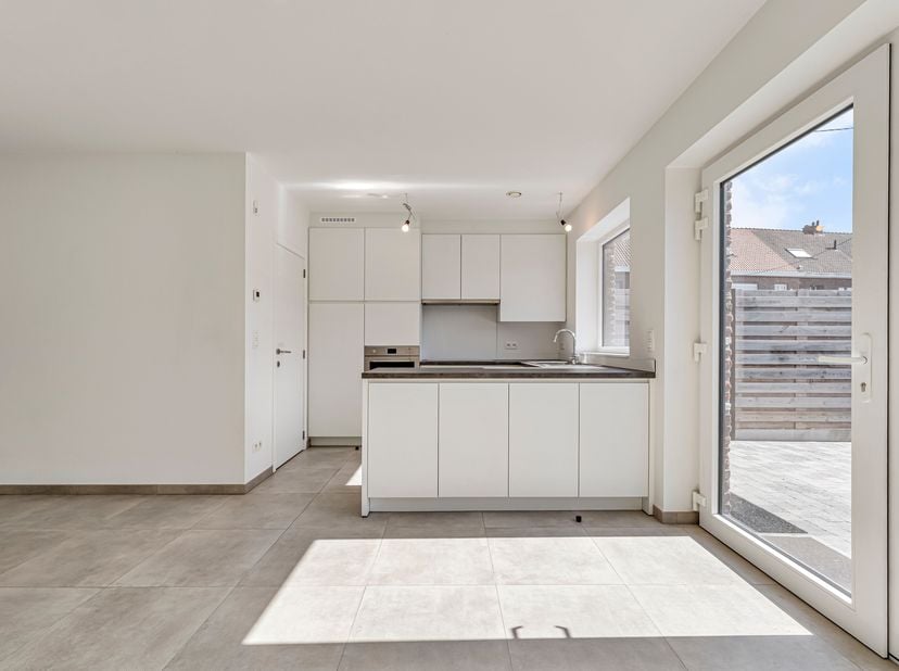 Woning met 2 slaapkamers in Bissegem te huur!<br />
We komen binnen langs de inkomhal voorzien van een gastentoilet. We gaan verder naar de leefruimte