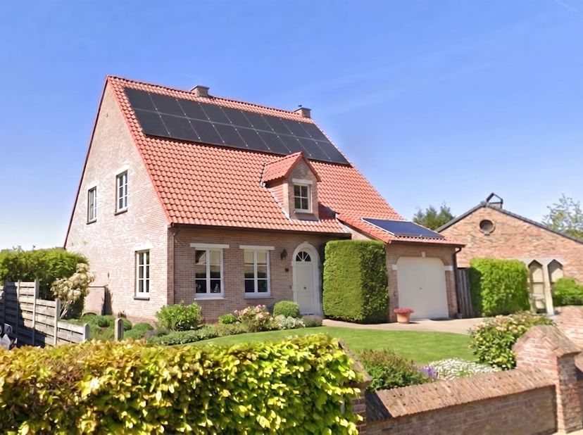 Cette élégante maison de campagne, construite en 1992, est située sur un magnifique terrain de 897 m² dans un cadre paisible. Grâce à son emplacement