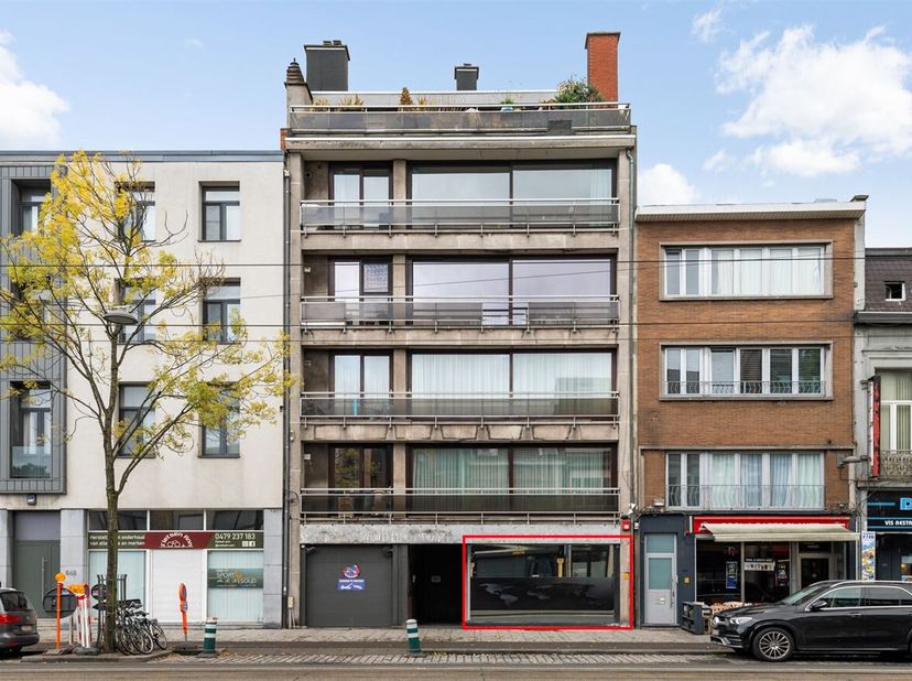 Handelsgelijkvloers met autostaanplaats op uitstekende handelslocatie!<br />
Ligging: Deze kantoorruimte is zéér centraal en gunstig gelegen in hartje
