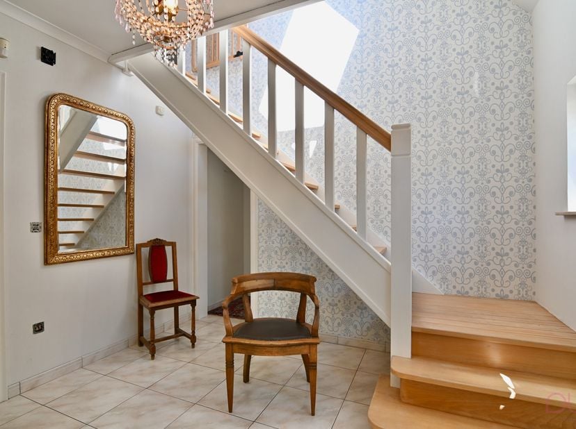 ***Vanafprijs*** Deze tijdloze ééngezinswoning is rustig gelegen aan de autoluwe Krommenhofstraat 31, op een mooi open perceel van 7a57ca. Dankzij de