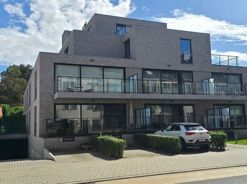 Magnifique penthouse dans le centre de Deerlijk avec une terrasse ensoleillée !<br />
Entrée agréable, toilettes pour invités, salle de bains très spa