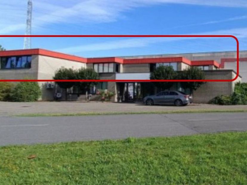 Kantoorruimte van ca. 360 m² te huur op de eerste verdieping, gelegen in de Industriestraat 9 te Lier, met ruime parkeermogelijkheden op de site. Daar