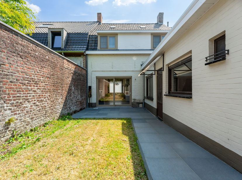 Deze op te frissen woning met ruime garage en uitweg is gelegen in de dorpskern van Watou.<br />
We betreden de woning langs de hal met aansluitend wo