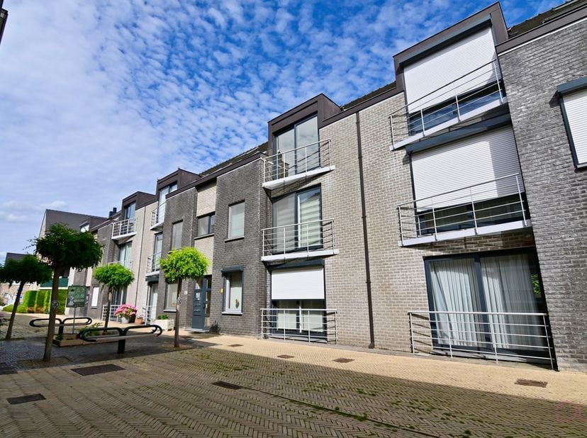 Bent u op zoek naar een ruim en instapklaar appartement op een uitstekende locatie? Dan is dit prachtige duplex appartement in de Plantenstraat te Sin