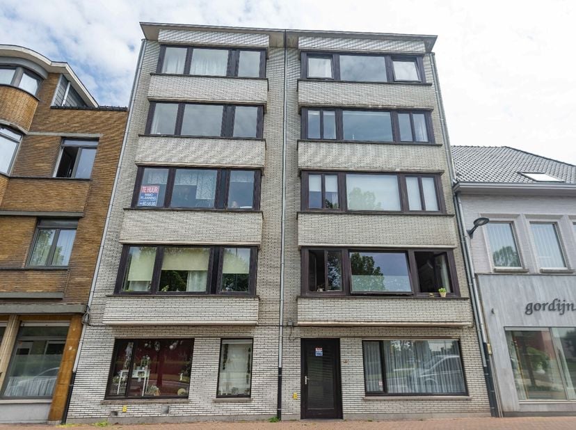 Rustig gelegen appartement met open zicht  met  inkomhal, living, ingerichte keuken, badkamer, wc apart, 2 slaapkamers, berging en terras.<br />
Grati