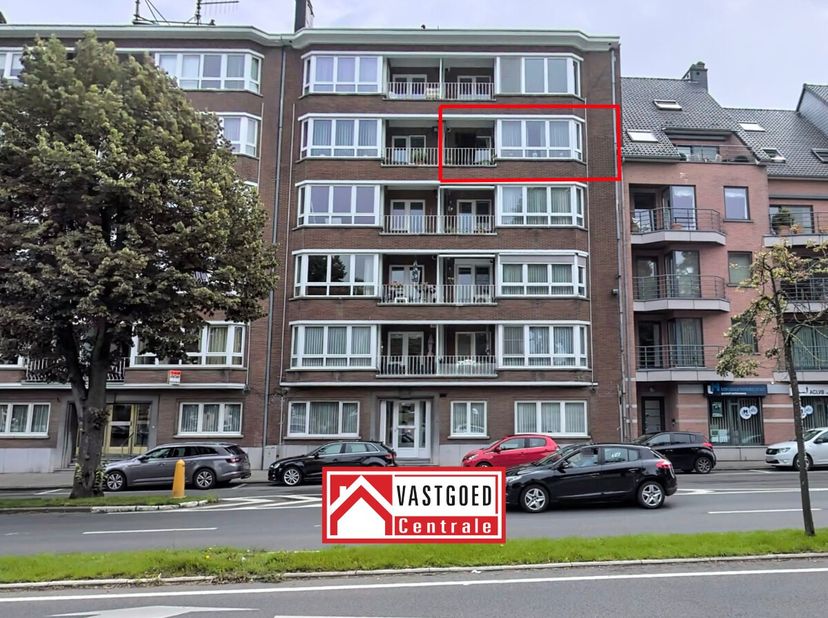 Wie ruim en praktisch wil wonen op een centrale locatie, zit hier goed. Dit instapklare appartement van 112 m² ligt op korte wandelafstand van het cen