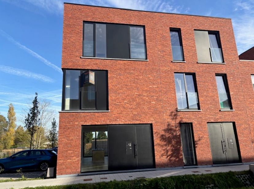 Ligging en omgeving<br />
Deze nieuwbouwwoning ligt in Mariakerke en is omringd met water, wandel en fietspaden en heeft een uiterst goede omsluiting,