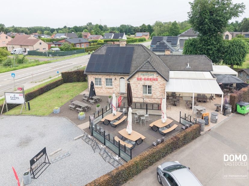 Interesse in dit uniek commercieel pand voor jouw activiteiten? Ontdek meer via www.domovastgoed.be<br />
<br />
Op een uitzonderlijke locatie in het