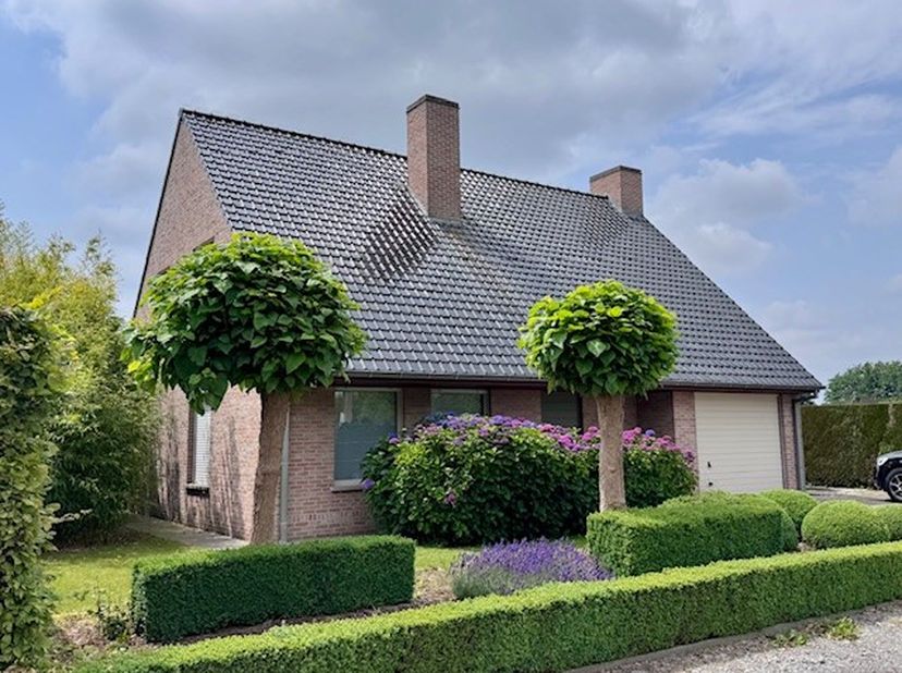 INSTAPKLARE VILLA MET LANDELIJK VERZICHT -<br />
Landelijk gelegen alleenstaande villa met een weids uitzicht in een rustige, doodlopende straat.<br /