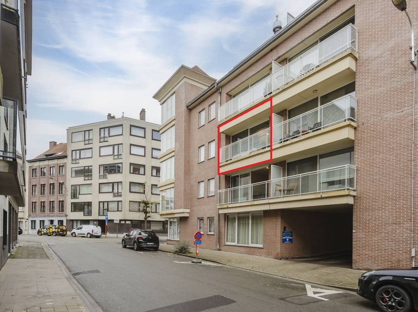 Dit appartement te koop in Kortrijk bevindt zich in de Schippersstraat 2, op een aantrekkelijke locatie vlakbij de vernieuwde verlaagde Leieboorden. O