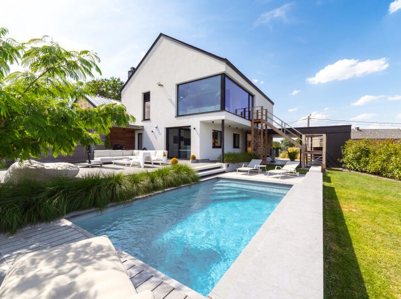 Magnifique villa sur le plateau de Herve (+/- 298 m² daprès PEB) 4 chambres avec terrasse, jardin et piscine, idéalement située à Charneux. Elle se co