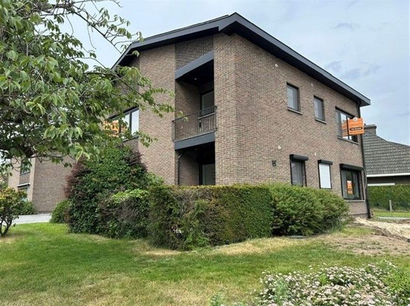 Lumineux appartement entièrement rénové AU PREMIER ETAGE avec 2 terrasses sud-ouest.  Il se compose d'un hall d'entrée avec vestiaire, toilettes sépar
