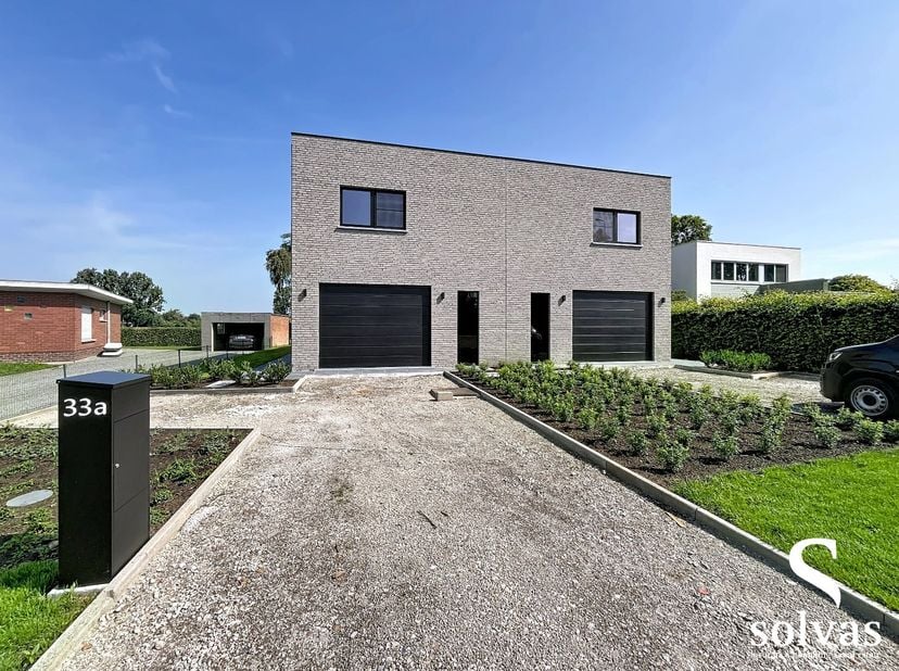 Deze moderne nieuwbouwwoning, op een steenworp van het centrum van Aalter, combineert hedendaags wooncomfort met een hoogwaardige afwerking en energie