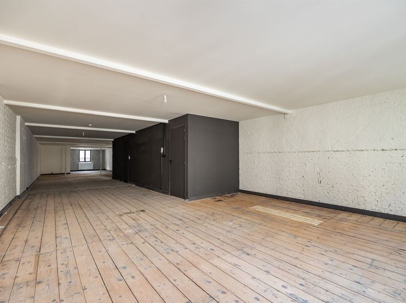 Atelier / espace polyvalent rénové d'environ 160 m² aux allures de loft, au centre ville, à proximité des commerces, écoles et transports en commun.<b
