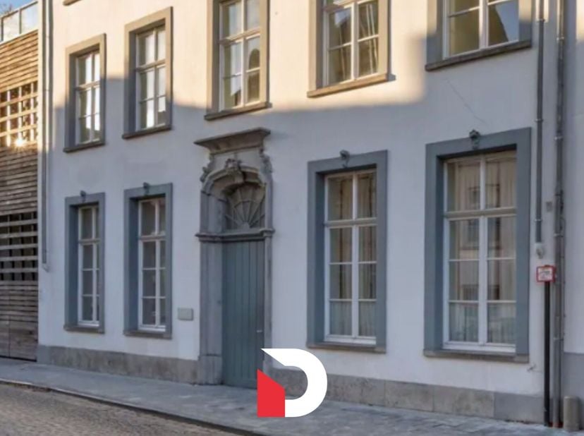 Ontdek dit ruime en lichtrijke appartement van 98 m² aan de Nieuwe Gentweg. Met zijn hoge plafonds, twee volwaardige slaapkamers en praktische indelin