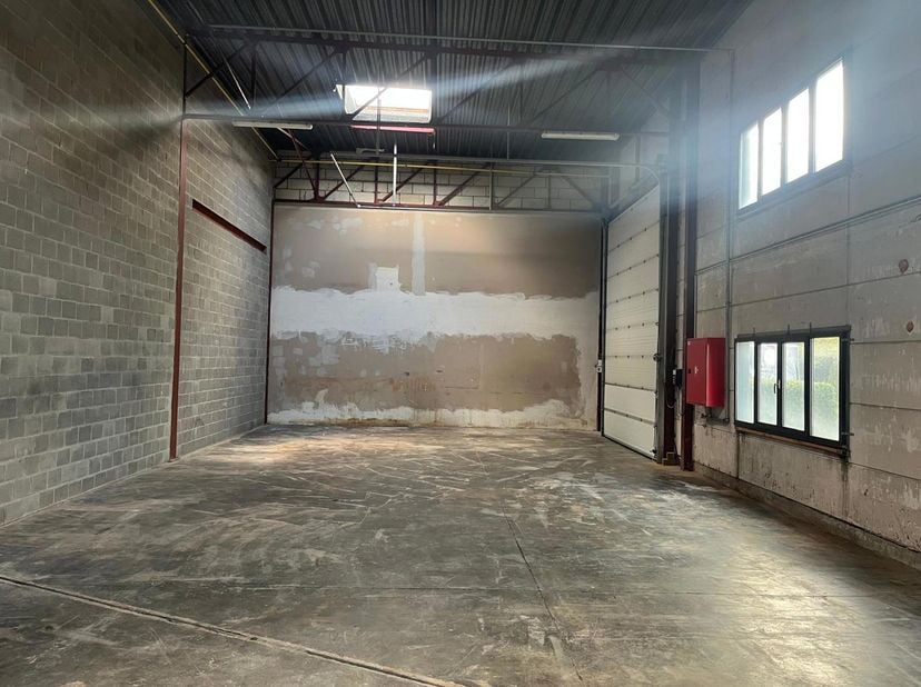 Magazijn is 159 m² en kantoor 96 m².<br />
Gelegen in de industriezone van Wijnegem.<br />
Centraal nabij de E313 en E19 en rondpunt Wijnegem.