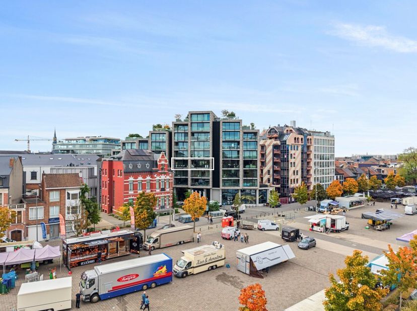 Verkoop onder registratierechten. Dit instapklaar en ruim appartement vinden we terug op het Kolonel Dusartplein, aan de binnenzijde van de kleine rin