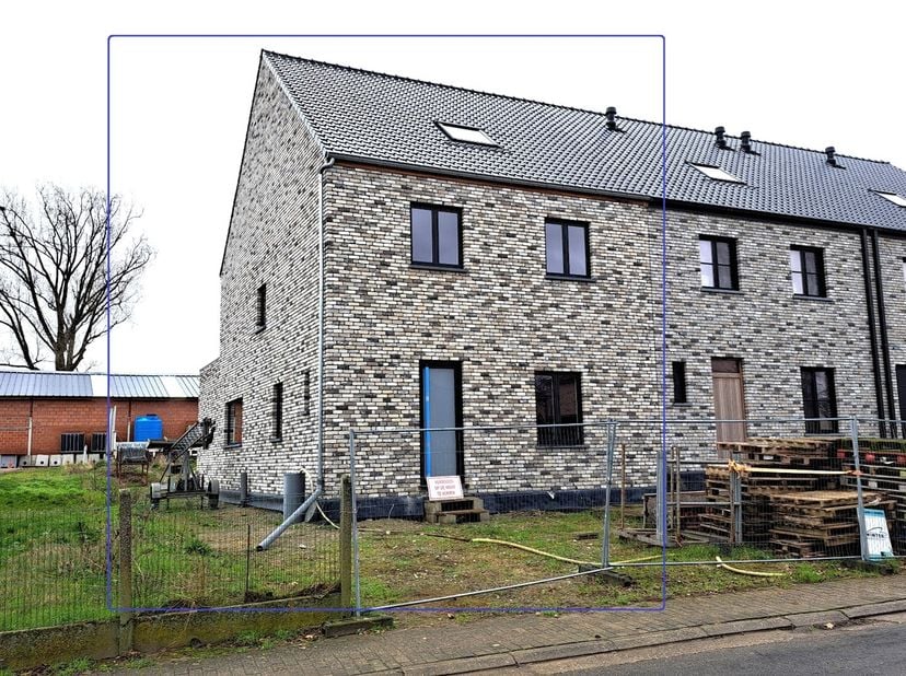 Zeer mooie casco woning gelegen in het gezellige Goetsenhoven. Het pand heeft PVC en ALU ramen met HR+ beglazing, 21 zonnepanelen en regenwaterput van