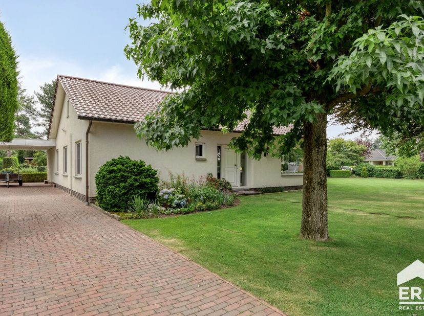 [[ DIT PAND NEEMT DEEL AAN DE ERA OPEN HUIZEN DAG OP 13/6 VAN 9:30 TOT 10:30 ]] Instapklare woning met zuidelijk georiënteerde tuin. Glegen in rustige