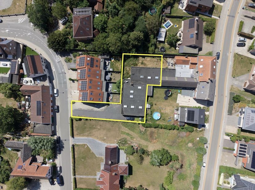 EMPLACEMENT<br />
Ce vaste terrain à bâtir est situé dans la charmante commune de Welden, à deux pas du centre historique d’Audenarde.<br />
Vous prof