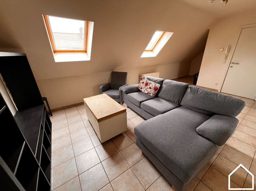 Op zoek naar een charmant en instapklaar appartement op een boogscheut van het station van Ieper? Dit gezellig, volledig gemeubeld appartement bevindt
