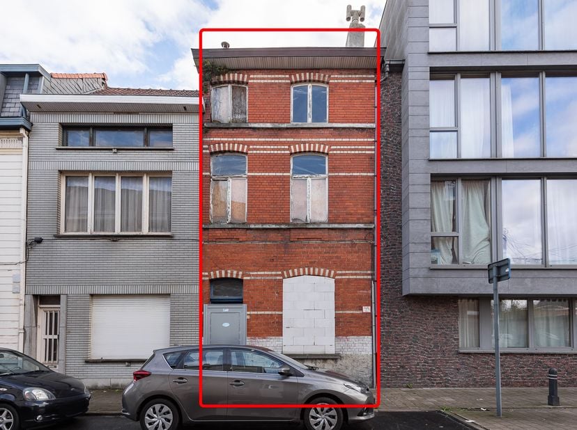 MAISON À RÉNOVER AVEC UN GRAND POTENTIEL -<br />
Dans le quartier prisé de Ledeberg, à deux pas du centre de Gand, nous vous proposons cette maison mi