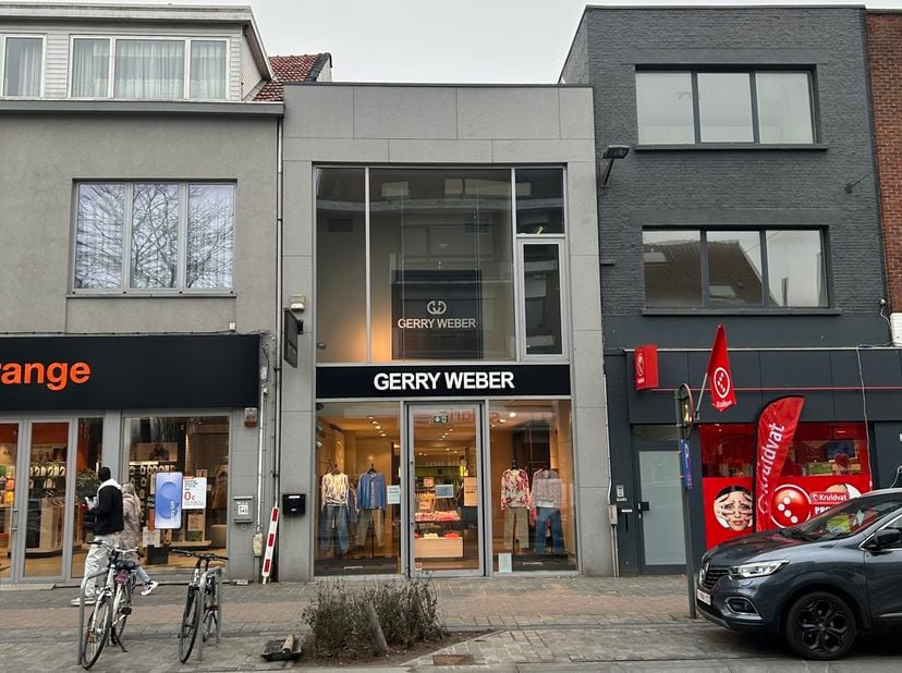 Handelspand te huur gelegen aan de Bredabaan in Brasschaat.<br />
Het gelijkvloers is ca.210m2, het eerste verdiep ca. 90m2.<br />
Met de dubbele vitr