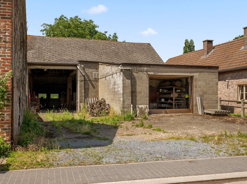 In het landelijke Hauthem, deelgemeente van Hoegaarden (grens Meldert), vinden we deze loods met een totale oppervlakte van ca. 161,65 m², aangevuld m