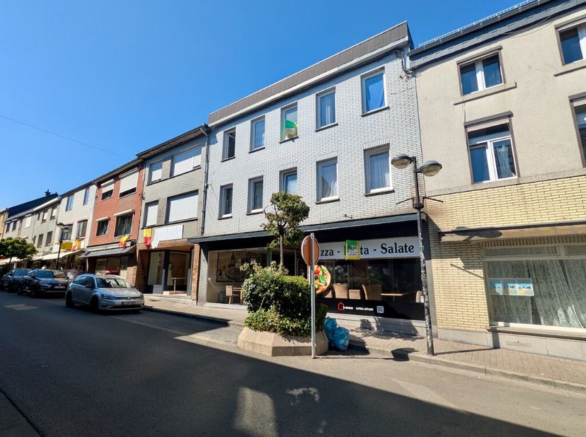 KELMIS rue de lEglise, 30: Un immeuble mixte au coeur du dynamique village de la Calamine : immeuble avec 2 rez-commerciaux libres et 2 appartements a
