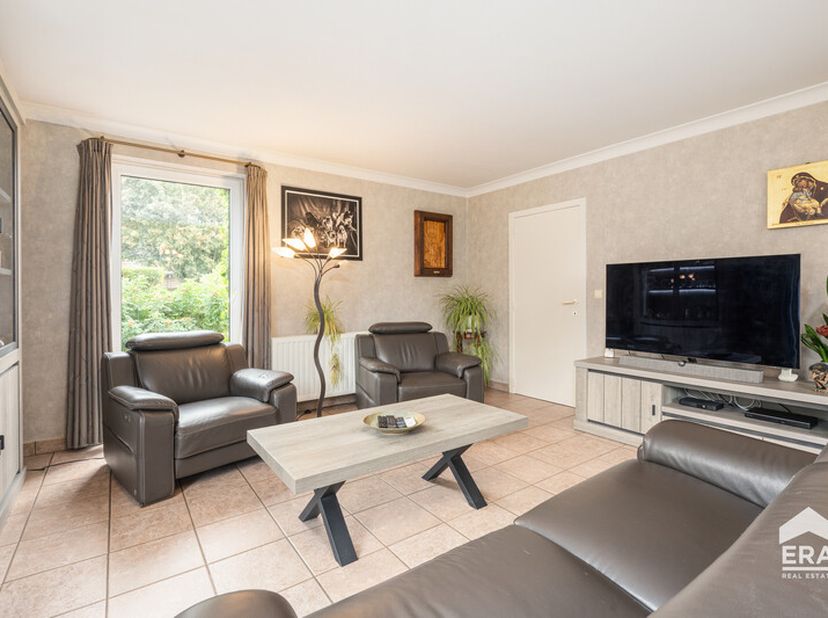 Deze halfopen woning ligt in een rustige, doodlopende straat nabij het centrum van Bocholt. Wandelliefhebbers vinden hier volop mogelijkheden en ook s