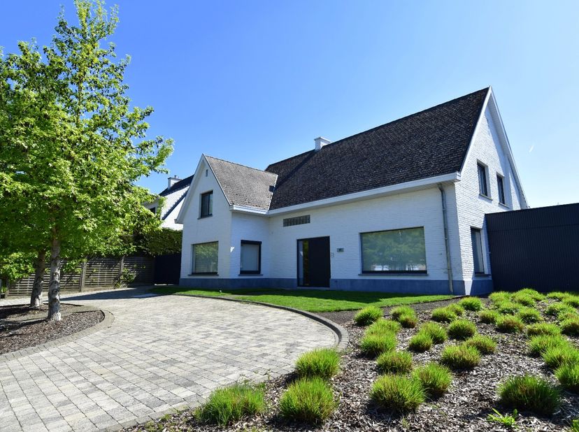 Deze elegante witte villa straalt klasse en exclusiviteit uit vanaf het eerste moment. Een eigendom die niet alleen indruk maakt, maar verwachtingen m