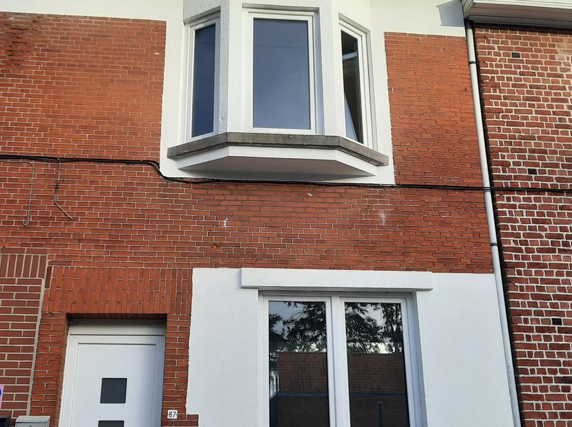 Rechtstreeks van eigenaar te koop.<br />
<br />
Ontdek deze knusse, instapklare woning, gelegen in het centrum van Izegem. Een totale renovatie van 20