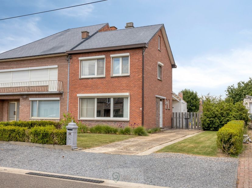 Bent u op zoek naar een instapklare woning met een ruime tuin én nog uitbreidingsmogelijkheden? Dan is deze charmante halfopen bebouwing aan de Oude T