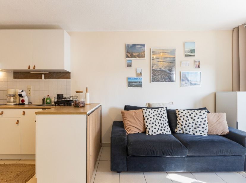 [[ DIT PAND NEEMT DEEL AAN DE ERA OPEN HUIZEN DAG OP 19/09 VAN 11U00 TOT 12U00 ]]De Panne: Instapklare studio met terras op enkele meters van zee!Op z