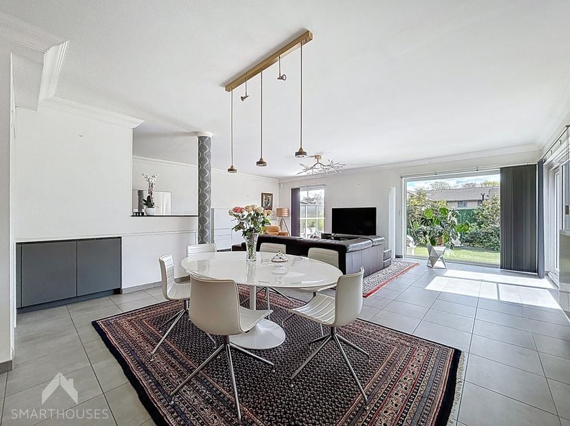 Ruimtelijk en uitzonderlijk groot gelijkvloers appartement met een doordachte indeling en alle comfort. Dankzij de twee aparte inkomhallen geniet je h