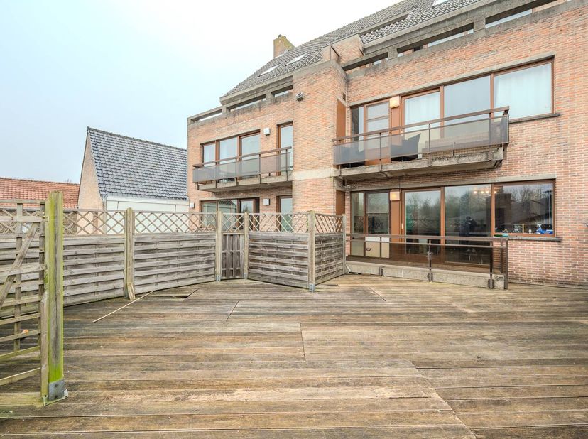 Ruim 2-slaapkamer appartement te koop gelegen op de eerste verdieping te centrum Gistel, langs de Stationsstraat. <br />
<br />
Indeling: <br />
- ink