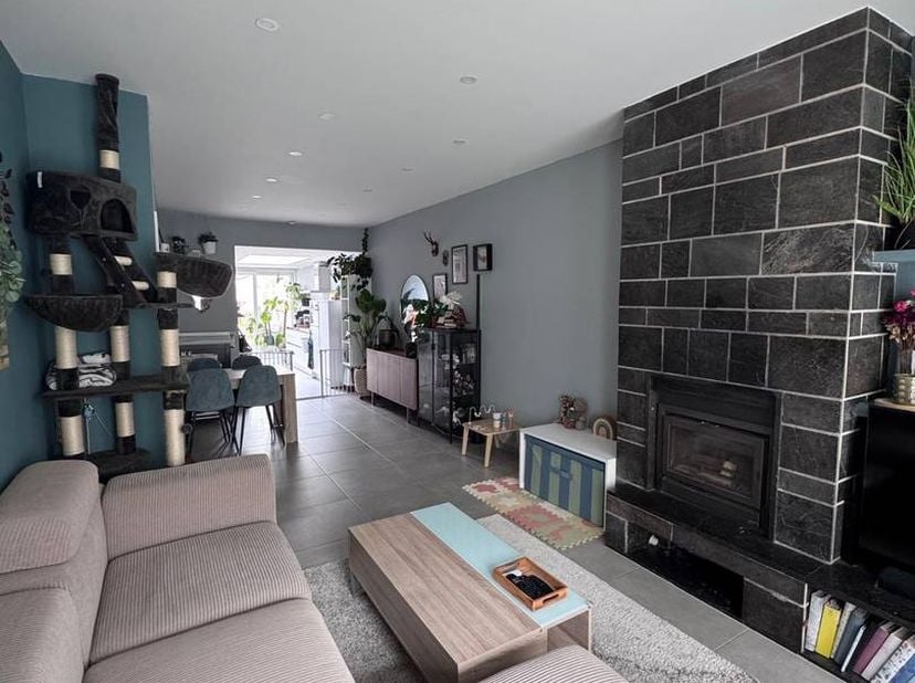Ontdek deze gezellige, moderne woning in Stene (Oostende). Deze ruime woning is ideaal gelegen langs de Mariakerkelaan, vlak bij scholen, winkels en h