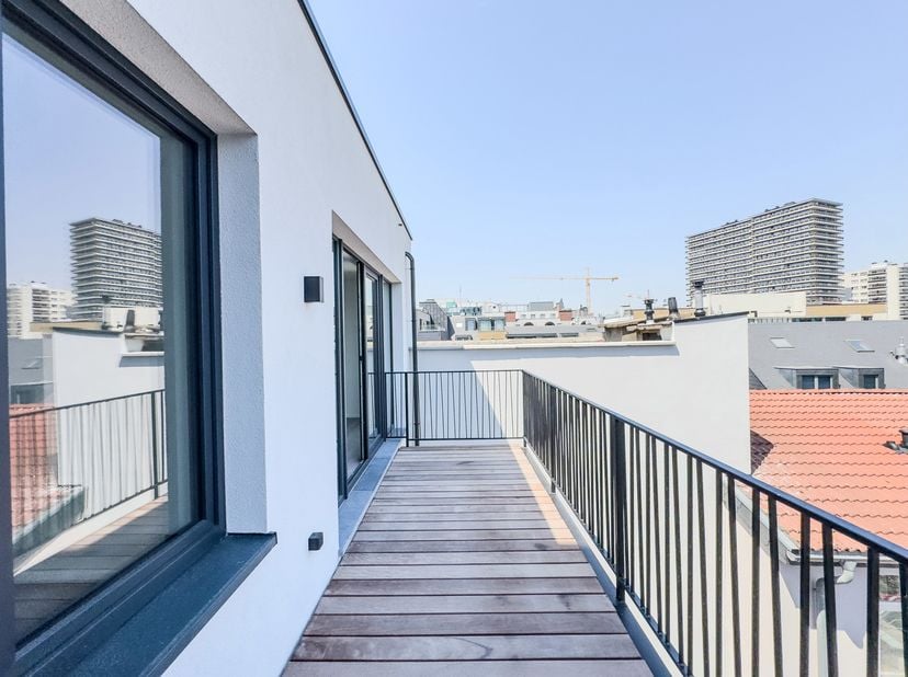 Trianon Invest stelt u een prachtig NIEUW appartement van 130 m² met 3 slaapkamers voor, gelegen op de 3ᵉ verdieping van een karaktervol gebouw dat vo