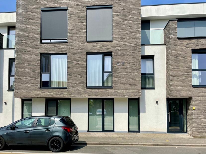 Ontdek dit instapklare appartement, gelegen op de eerste verdieping in de Henri Lebbestraat 92 bus 11 te Waregem.<br />
Bij het betreden van het appar